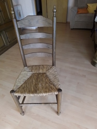 Rustikaler holzstuhl mit - rustikaler,
